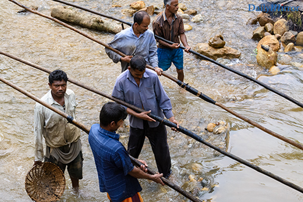 Sri lankan miners – Traditional Gem Mine